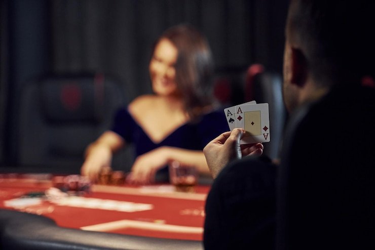 Studio live dealer koi234 dengan meja Blackjack profesional dan teknologi streaming HD multi-kamera